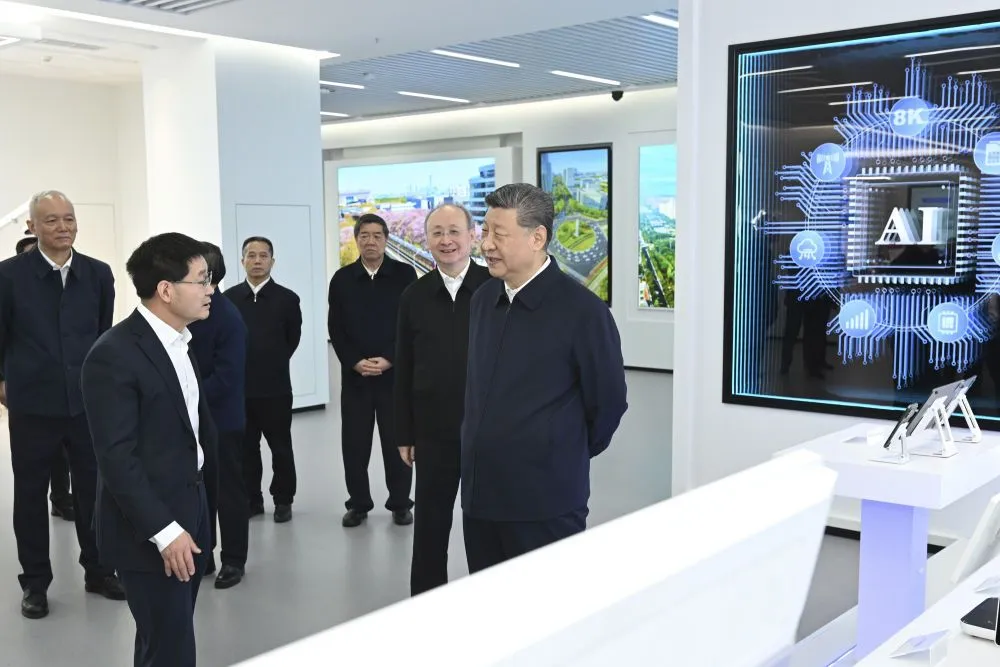 Xi Jinping observa una exposición sobre inteligencia artificial junto a una gran pantalla tecnológica