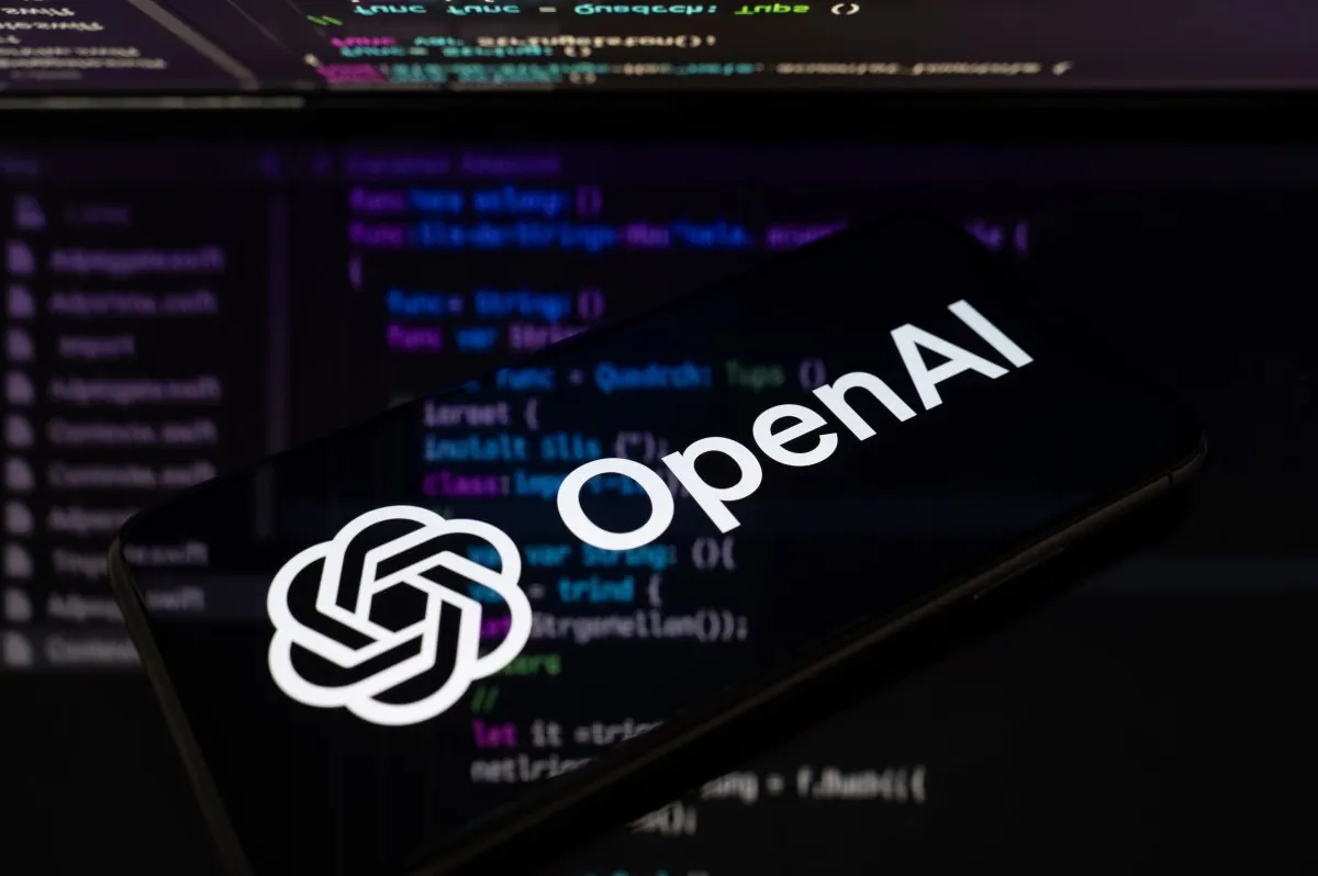 Logotipo de OpenAI sobre una pantalla oscura con líneas de código